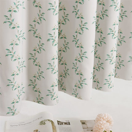 Lyst gardin med diskret bladmønster