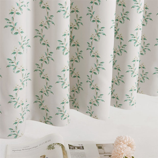 Lyst gardin med diskret bladmønster