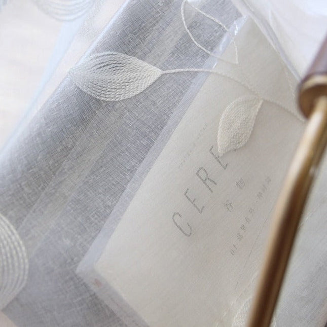 Gennemsigtigt gardin med broderede blade