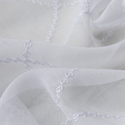 Hvidt voile gardin med geometrisk mønster