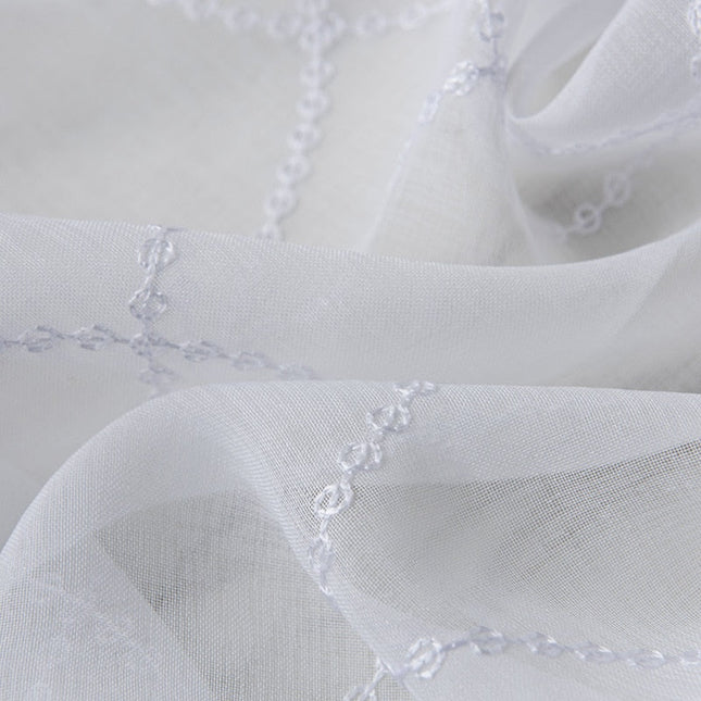 Hvidt voile gardin med geometrisk mønster