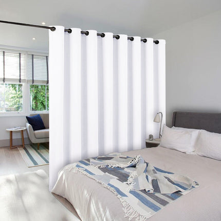 Mørklægningsgardin som praktisk rumdeler