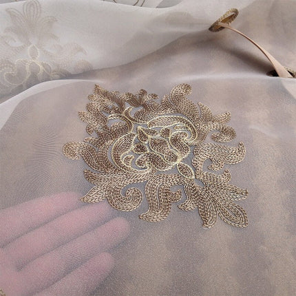 Hejsegardin i voile med fin broderi