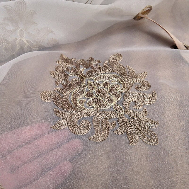 Hejsegardin i voile med fin broderi