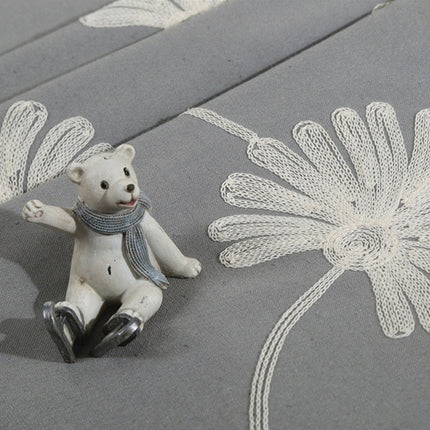 Gråt gardin med broderede blomster