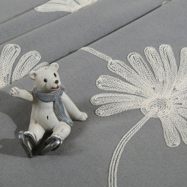 Gråt gardin med broderede blomster