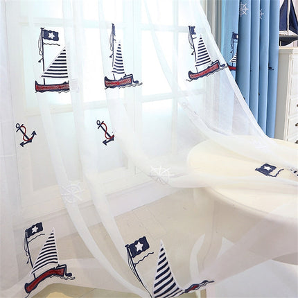 Let gardin med broderet sejlbåd