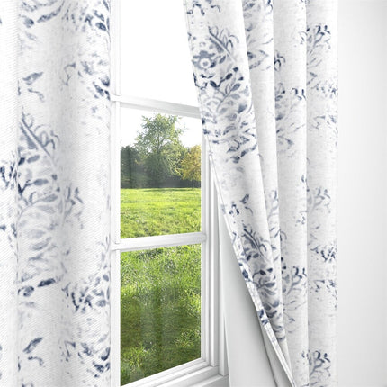 Hvidt gardin med blåt mønster