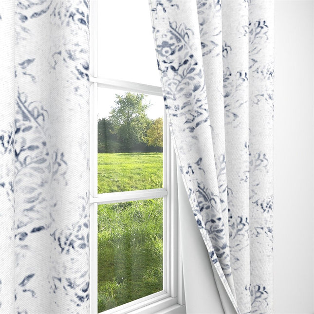 Hvidt gardin med blåt mønster