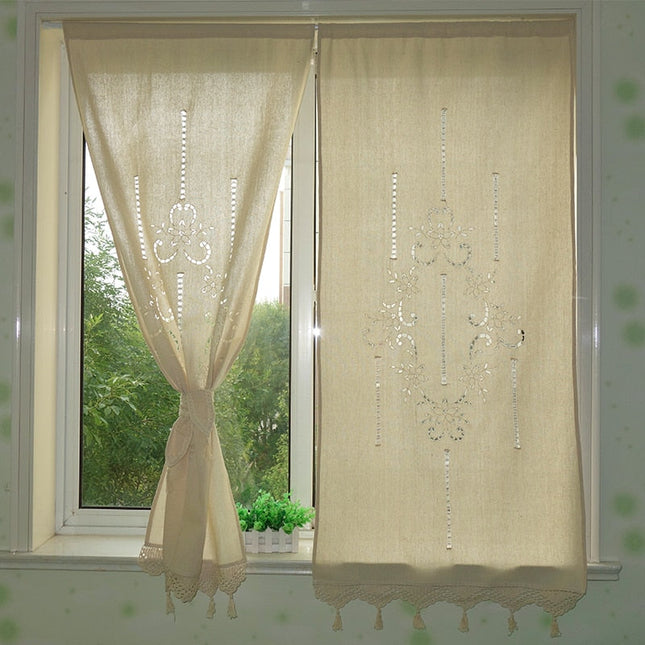 Rustikt gardin med broderi og kvaster
