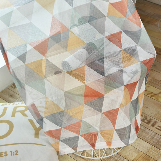 Transparent gardin med geometrisk mønster