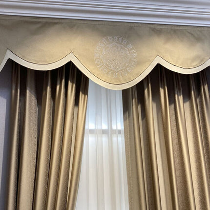 Skinnende mørklægningsgardin i gylden nuance