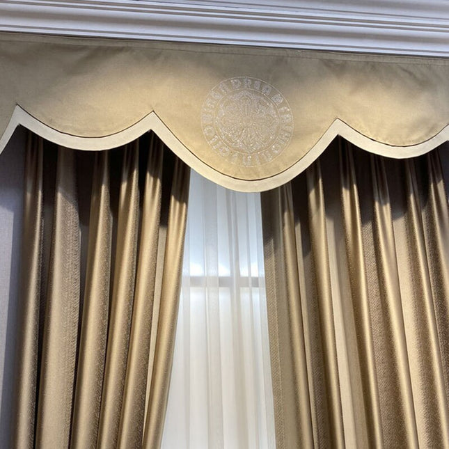 Skinnende mørklægningsgardin i gylden nuance