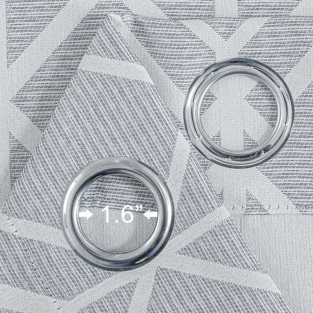 Lysegråt mørklægningsgardin med geometrisk mønster