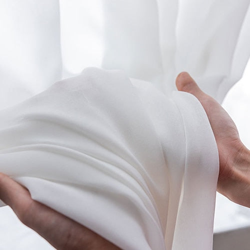 Enkelt og fint gennemsigtigt voile gardin