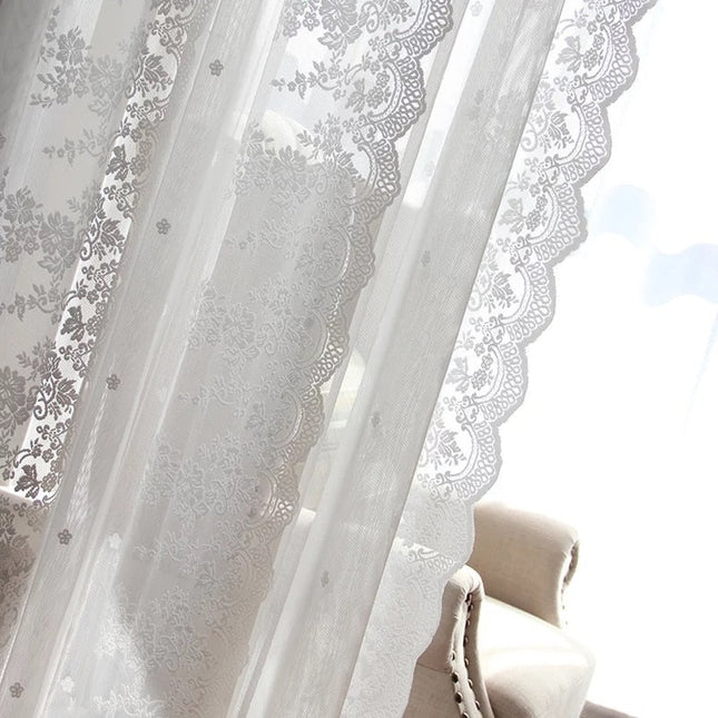 Romantisk gardin med fine blonder