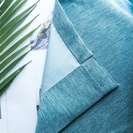 Blåt gardin med beige kant foroven