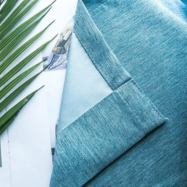 Blåt gardin med beige kant foroven