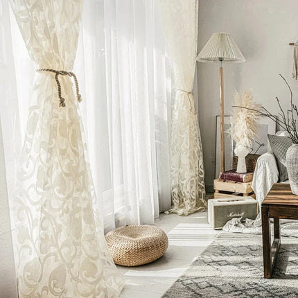 Let gardin med blomsterbroderi