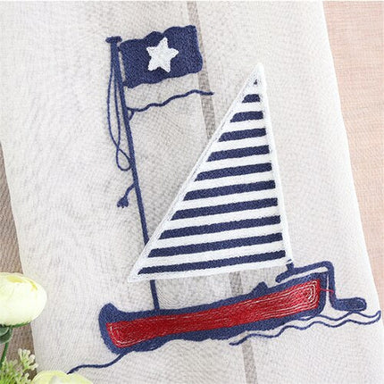 Let gardin med broderet sejlbåd