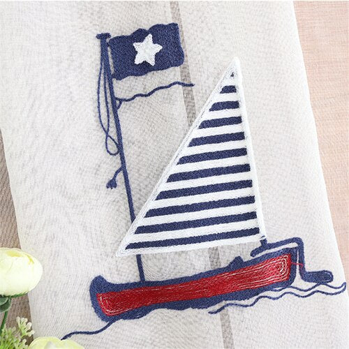 Let gardin med broderet sejlbåd