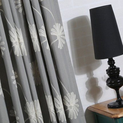 Gråt gardin med broderede blomster