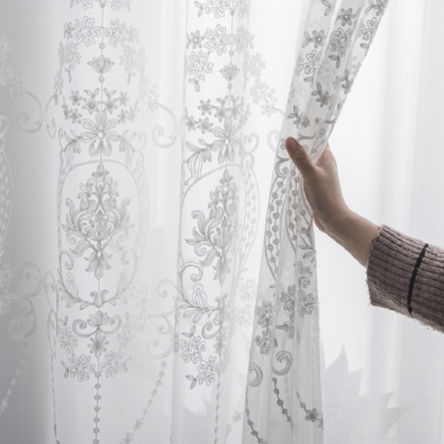 Let gardin med klassisk broderi