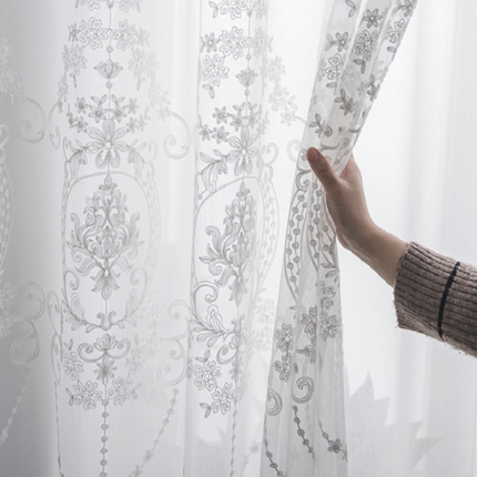 Let gardin med klassisk broderi