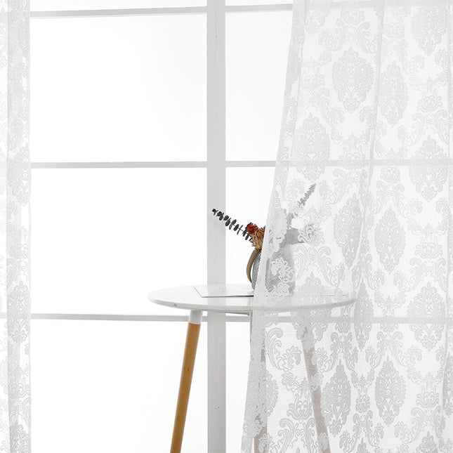 Hvidt elegant voile gardin med damaskmønster