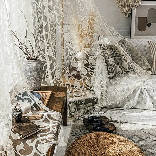 Let gardin med blomsterbroderi