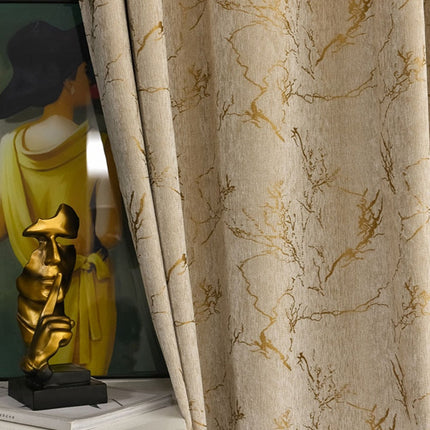 Lystæt gardin med gyldent mønster