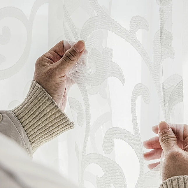 Let gardin med blomsterbroderi