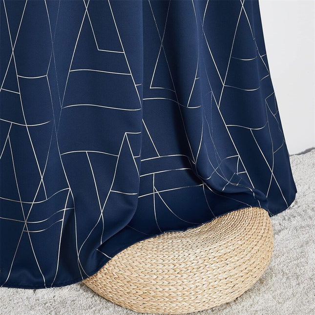 Blåt mørklægningsgardin med geometrisk mønster