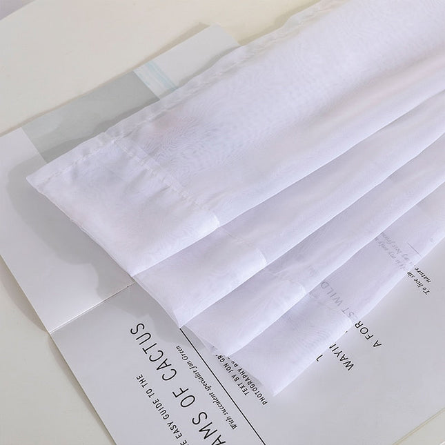 Let gennemsigtigt tylgardin med ringe