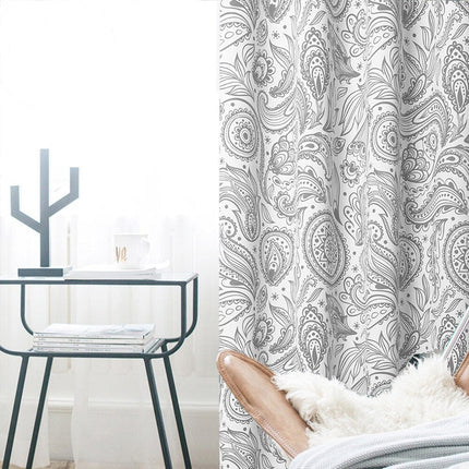 Hvidt gardin med gråt paisleymønster