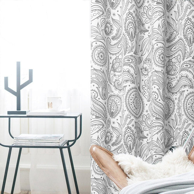 Hvidt gardin med gråt paisleymønster