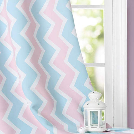 Børnegardin med lyserødt chevron mønster