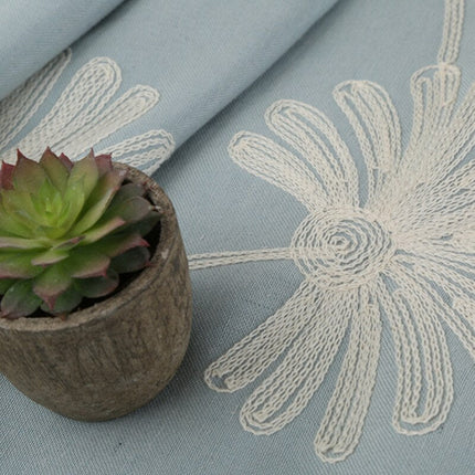 Gråt gardin med broderede blomster