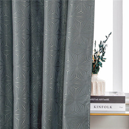 Gråt gardin med geometrisk jacquardmønster