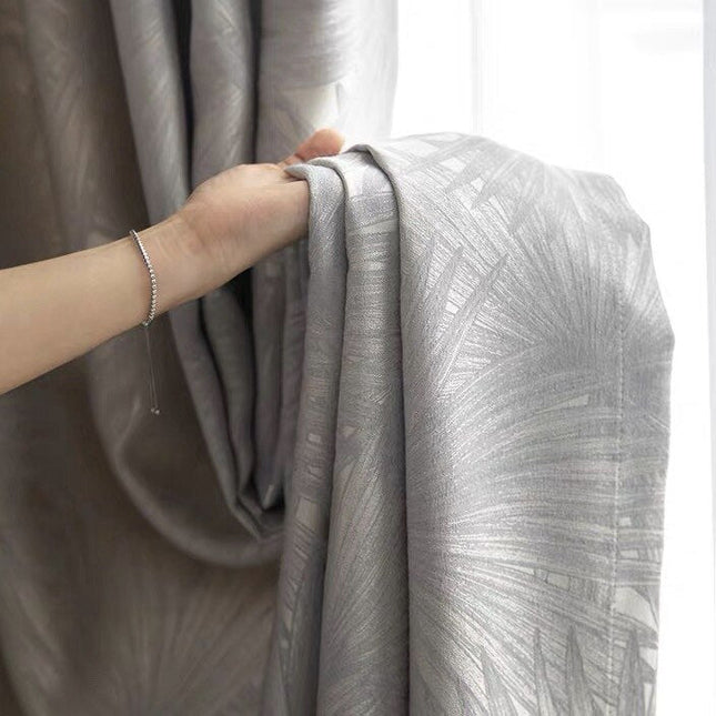 Mørklægningsgardin med diskret bladmotiv