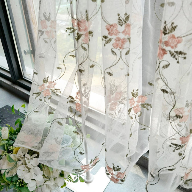 Cafégardin i landlig stil med blonder