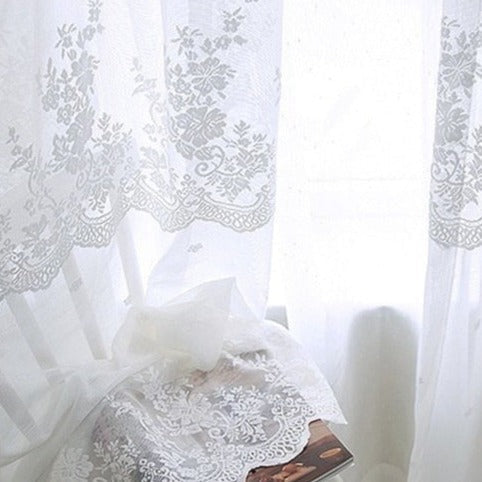 Romantisk gardin med fine blonder