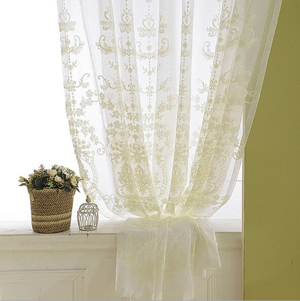 Gennemsigtigt gardin med elegant damask broderi