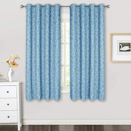 Mørklægningsgardin med hvidt geometrisk mønster