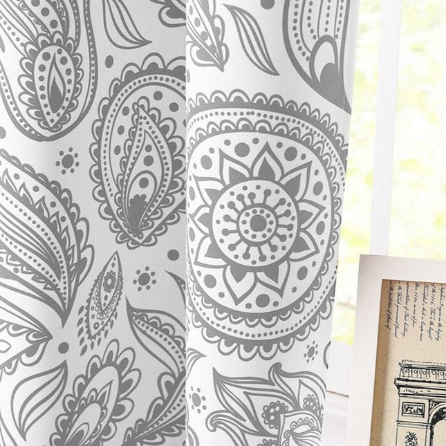Hvidt gardin med gråt paisleymønster