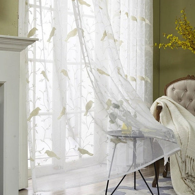 Let hørlook-gardin med fuglebroderi