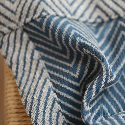 Blåt mørklægningsgardin med sildebensmønster