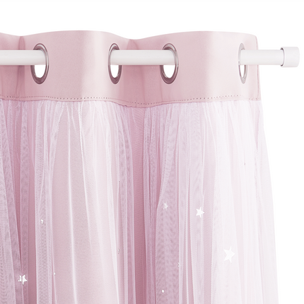 Lyserødt gardin med stjerne-tyl overlay