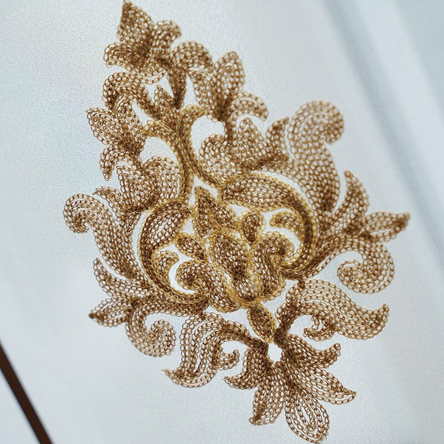 Hejsegardin i voile med fin broderi