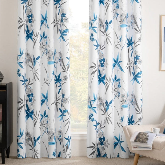 Hvidt gardin med blåt blomstermotiv